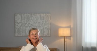 Evdeki kanepede son sınıf öğrencisi zarif bir kadın.