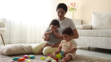 Annem evde sevimli küçük ikizleri ve oyuncaklarıyla