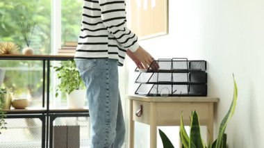 Ofisteki masadan kağıt alan kadın, yakın plan.