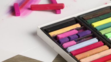 Masada renkli tebeşirli pasteller var, yakın plan.