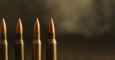 Siyah arka planda ateşli silah fişekleri, dumanlı, yakın plan