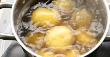 Fırında haşlanmış taze patates, yakın plan.