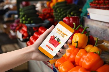 Yemek servisi. İnternetten alışveriş siparişi vermek için cep telefonu uygulaması kullanan bir adam.