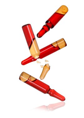 Birçok ampul ve cam parçası beyaz arkaplana düşüyor