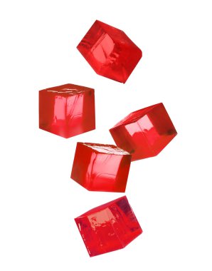 Beyaz arkaplana düşen lezzetli kırmızı jöle küpleri