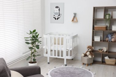 Beşik ve oyuncaklarla dolu bir bebek odası. İç tasarım
