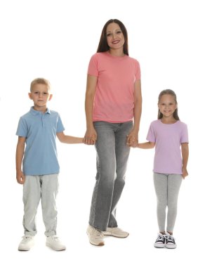 Beyaz arka planda güzel çocukları olan bir anne.