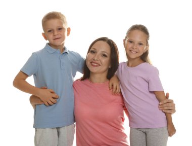 Beyaz arka planda güzel çocukları olan bir anne.