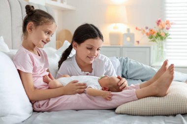 Evde yeni doğmuş bebekleri olan ablalar.