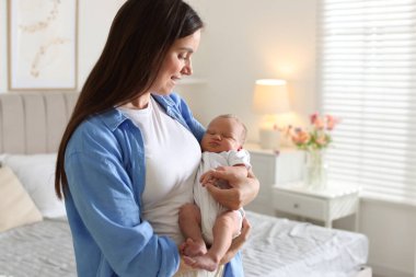 Anne ve yeni doğmuş bebeği evde. Metin için boşluk