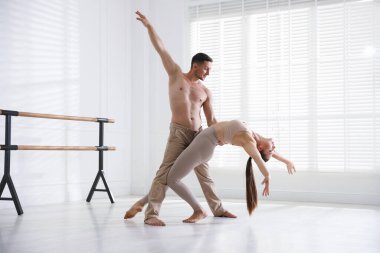 Stüdyoda birkaç profesyonel dansçı eğitimi.