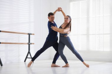 Stüdyoda birkaç profesyonel dansçı eğitimi.