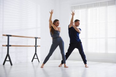 Stüdyoda birkaç profesyonel dansçı eğitimi.