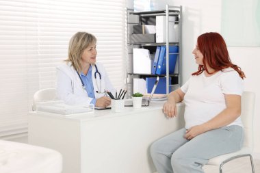 Hamile kadının klinikte doktorla randevusu var.