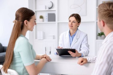 Tüp bebek (tüp bebek). Çiftin üreme kliniğinde doktorla randevusu var.