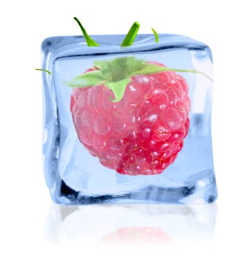 Beyaz zemin üzerinde buz küpü içinde olgun ahududu