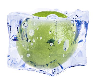 Buz küpündeki taze kireç meyvesi beyaza izole edilmiş.