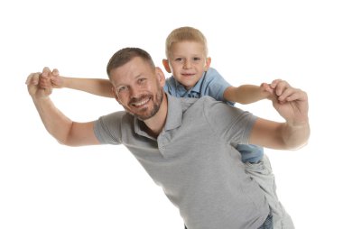 Baba ve oğul beyaz arka plan üzerinde eğleniyor