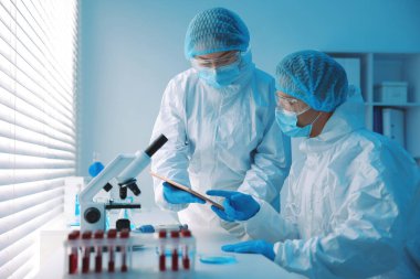 Tıbbi analiz. Laboratuvarda çalışan iki bilim adamı