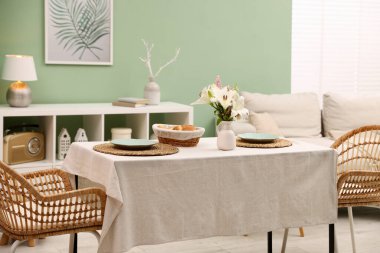 Yemek odasında sandalye ve dekor olan şık bir masa. İç tasarım