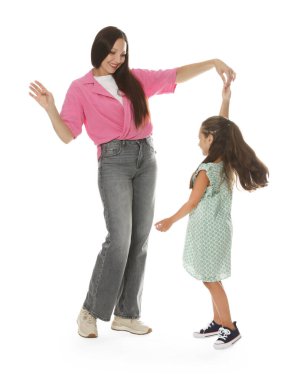 Mutlu anne ve kız beyaz arka planda dans ediyor.