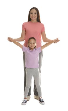 Anne ve kızı beyaz arka planda eğleniyorlar.