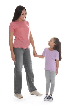 Anne ve kızı beyaz arka planda birlikte poz