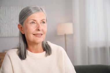 Evde zarif bir son sınıf öğrencisi var. Metin için boşluk