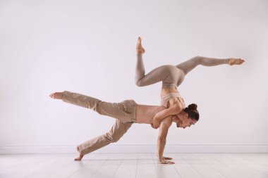 Stüdyoda birkaç profesyonel dansçı eğitimi.