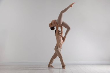 Stüdyoda birkaç profesyonel dansçı eğitimi.