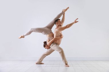 Stüdyoda birkaç profesyonel dansçı eğitimi.