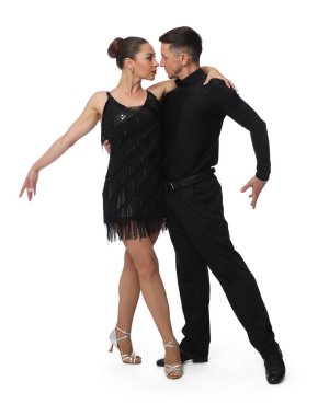 Beyaz arka planda birkaç profesyonel dansçı.