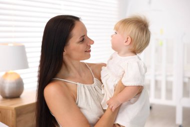 Annesi ve küçük tatlı bebeği odada.