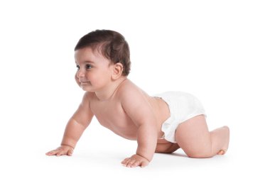 Beyaz arka plan üzerinde sürünerek şirin bebek