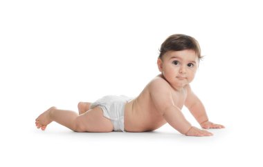 Beyaz arka planda bebek bezi takmış şirin bir bebek.