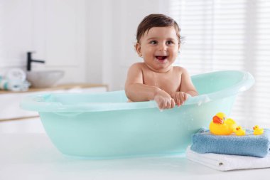 Evde küvette banyo yapan şirin bir bebek.