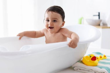 Evde küvette banyo yapan şirin bir bebek.