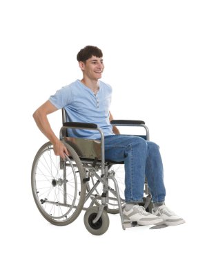 Beyaz arka planda modern tekerlekli sandalyedeki mutlu genç adam.