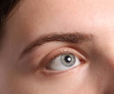 Kaş şekillendirme. Güzel kaşlı genç bir kadın, yakın plan.