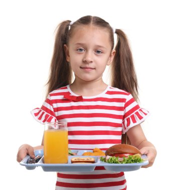 Beyaz arka planda lezzetli yemekleri olan küçük bir kız.