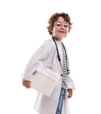Meslek seçimi. Steteskop ve ilk yardım çantasıyla beyaz arka planda doktor gibi davranan küçük çocuk.