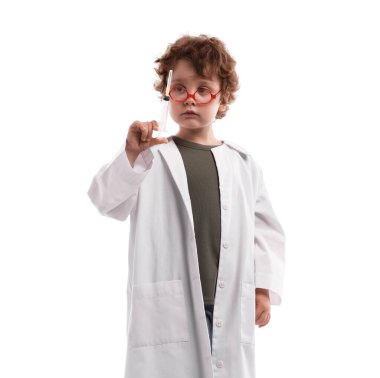 Meslek seçimi. Beyaz arka planda doktor gibi davranan gözlüklü küçük çocuk.