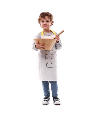 Meslek seçimi. Beyaz arka planda aşçı gibi davranan tahta kaseli ve kaşıklı küçük çocuk.