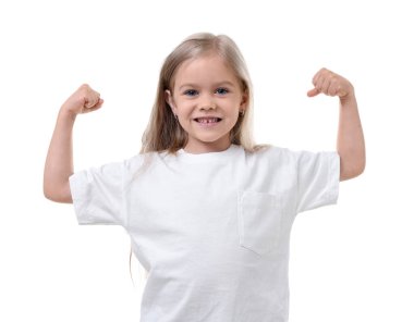 Kuvvet. Küçük mutlu kız beyaz arka planda bisepslerini gösteriyor