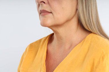 Açık arka planda sağlıklı ciltli kadın, yakın plan.