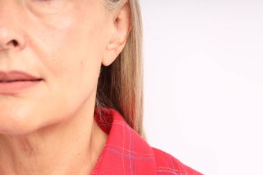 Açık arka planda sağlıklı ciltli bir kadın, yakın plan. Metin için boşluk