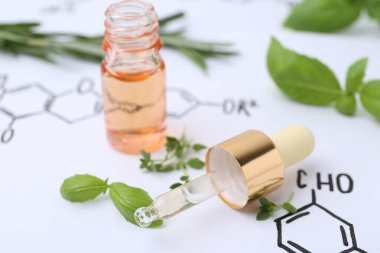 Farklı otlar ve kimyasal formüllü kozmetik ürünler, yakın plan.