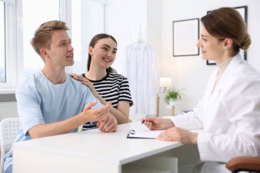 Tüp bebek (tüp bebek). Mutlu çiftin üreme kliniğinde doktorla randevusu var.