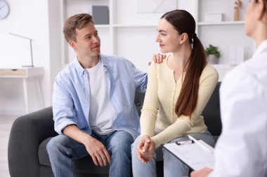 Tüp bebek (tüp bebek). Çiftin üreme kliniğinde doktorla randevusu var.