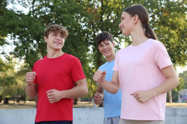 Parkta koşan bir grup genç. Açık havada eğitim.